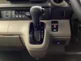 運転席周辺のスマートなレイアウトが、操作のしやすさを実現。快適なドライブをサポートします。手元で操作ができる、電子制御パーキングブレーキ。