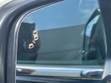 走行中斜め後ろに車両の存在を検知するとその方向のドアミラー鏡面上にマークを表示しお知らせしてくれるブラインドスポットインフォメーション。