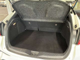 トランク収納スペースをご確認ください。荷物の積み下ろしがしやすい広さを確保しており、日常使いからレジャーまで幅広く活用できます。