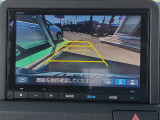 ガイドライン付きバックカメラを装備しているので、慣れない場所での車庫入れも安心です。