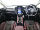 ■視界良好で運転しやすいコックピットです。シンプルで操作性の良いインパネ回りにデザインされ、SUBARUは安全性能に徹底的にまでこだわった視界設計を行っています。