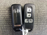 ☆スマートキー☆ドアの開錠・施錠はもちろんですが、エンジンをかけるときも鍵を取り出さなくて大丈夫ですよ♪両手に荷物をお持ちの時でも、大変便利で使い易い装備です☆