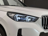 アダプティブLEDヘッドライトはステアリングを切った方向を照らします。
