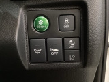 Hondaセンシング用の、VSA(ABS+TCS+横滑り抑制)解除と路外逸脱抑制機能のオンオフスイッチなどはハンドルの右側に装備しています。燃費に役立つECONボタンもここです。