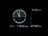 ディスプレイには、平均燃費、外気温、航続可能距離などの情報が表示されます。