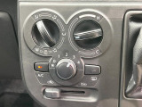 寒い冬も暑い夏も全席に快適な空調を届けてくれる、ダイヤル式エアコンを装備♪