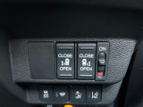 両側電動スライドドアです。リモコンや運転席スイッチ、ドアハンドルの操作で自動開閉。お子さまを抱きかかえている時や荷物の多い時などに便利です。