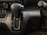 CVT車のセレクトレバーです。低速から高速まで、変速ショックのないスムーズな走りを実現するとともに、エンジン効率のよい領域を維持することで燃費にも貢献します。