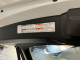 ハンズフリーパワーバックドアオプション付きのお車です。両手に荷物を持ったままバックドアを開けることができるので、便利です。