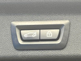 ●電動リアゲート:ワンタッチでリアゲートの開閉ができ、荷物などで両手が塞がっている状態でも簡単に開閉ができる便利機能です。
