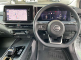 運転席まわりです。実際に座ってみて、乗り心地を体験してみてください,視界も良好です。