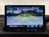 後退時に車両の後ろ側をモニター画面に表示します。車庫入れが苦手な人もこれで安心♪