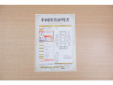 【車両検査証明書】店頭にて、クルマの状態が一目で分かる査証明書を公開中。トヨタ認定検査員が厳しく検査し、状態を点数と図解で表示しています。修復歴はもちろん、傷やヘコミの箇所や程度がご確認いただけます。