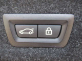 電動リアゲート装備です。バンパー下でのキックスイッチも装備されております。