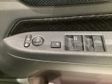 ハンドルの右側に電動格納付きパワーミラーの操作スイッチがついています。左右のサイドミラーの角度調節も微調整ができて便利です。パワーウインドウは運転席でドア4枚とも上下の操作ができるようになっています。