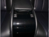 スマートキー付きです。スマートキーとは鍵を車に差し込まなくても、ドアノブを触ったりするだけで、ドアロックを解錠できます。これが凄く便利なんですよ。