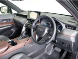 落ち着いた色合いで統一された室内。居心地の良い運転席がロングドライブをサポート。