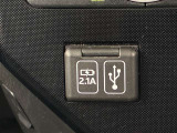 こちらのクルマはUSB接続コネクタも装備されています♪スマホの充電などにお使い下さい。ご旅行中での充電切れも、これなら心配いりませんね!