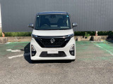 精悍なフロントスタイル。LEDヘッドライトで夜のドライブも安心です。