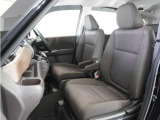 運転席と助手席は足元が繋がっているので自由に行き来しやすいので駐車場が狭いときでも助手席側からスムーズに乗り降りできて便利!