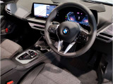 【ハンドル】ドライバーとBMW車の一体感がダイレクトに伝わるステアリングホイール。形状・太さへの拘りに加えて、操作性を高める為にスイッチ類も配置。クイックかつ安定のドライビングを体感下さい!