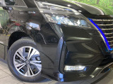 【LEDヘッドライト】悪天候や夜間走行時も良好な視界を確保し安心して運転できる高輝度LEDヘッドライトを装備!点灯速度が早く、消費電力も抑えられています。