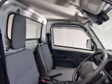 【運転席シート】ゆったりと広々した空間です。ストレスなく運転ができますよ!
