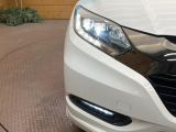 【LEDヘッドライト】悪天候や夜間走行時も良好な視界を確保し安心して運転できる高輝度LEDヘッドライトを装備!点灯速度が早く、消費電力も抑えられています。