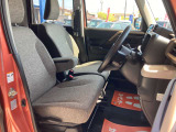 運転席が上下するシートリフター付です。