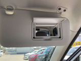 運転席バニティミラー付きです