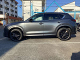 CX-5はサイドビューがとにかく美しいです。フロントからリアにかけての消えていくプレスラインは現物を見てこそ体感できます。