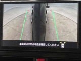 幅も大きいクルマなので、すれ違いも心配ですよね。バックカメラだけでなく、サイドカメラも装備しています。裏道のすれ違いの時なども、活躍してくれます。