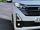 LEDヘッドライトです。デザイン性がよくとても明るいので、夜間の走行や悪天候でも安心です。しかも長寿命!