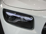 「マルチビームLEDライト」装着車、カメラが先行車の尾灯や対向車の前照灯を検知し、多数のハイビーム用LEDを個別に点滅させ、暗い所だけに光源を照射する自動防眩型ハイビーム。