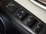 運転席ドアノブ付近にシートメモリー機能スイッチが装備されております。3つのポジションで記憶させる事が可能となっております。