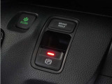 オートブレーキホールド機能付き電子パーキングブレーキ!ブレーキペダルを足から離しても停車状態を保ちます。アクセルを踏めば自動でブレーキが解除され、発進可能!