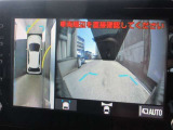 パノラミックビューモニター付きです。車両を上から見たような映像をディスプレイオーディオ画面に表示。運転席からの目視だけでは見にくい、車両周辺の状況をリアルタイムでしっかり確認できます。