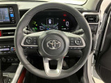 ステアリングから手を離さず、運転に集中したままオーディオ等の操作や安全装置の設定などが行えます。