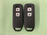 スマートキーを装備しています。鍵を差し込むことなくドアロックの開け閉めと、スタートボタン操作でのエンジンスタートができます。スペアキーも同じものを用意しております。