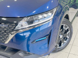 【LEDヘッドライト】悪天候や夜間走行時も良好な視界を確保し安心して運転できる高輝度LEDヘッドライトを装備!点灯速度が早く、消費電力も抑えられています。