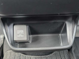 2V電源ソケット付き。ドライブ中の充電にも対応できる便利な装備です。