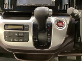 CVT車のセレクトレバーです。低速から高速まで、変速ショックのないスムーズな走りを実現するとともに、エンジン効率のよい領域を維持することで燃費にも貢献します。