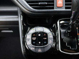 左右独立温度コントロールフルオートエアコンです。運転席、助手席それぞれで独立して温度設定ができます。冷え性の方が乗っても安心ですね♪