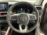 ステアリングから手を離さず、運転に集中したままオーディオ等の操作や安全装置の設定などが行えます。
