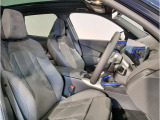 【コックピットシート】BMW車の主役席。車体中央にくる様に配置し車両重心とが一致する事でドライバーと車との一体感あるドライビングを実現。人間工学に基づき形成した形状が長時間のドライブ疲労も軽減します!