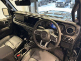 スッキリとまとめられた運転席周りで、運転を楽しくさせる内装