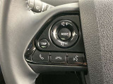 運転中、オーディオの操作をしてて、ハッとしたことはありませんか?ステアリングスイッチは、運転中でもハンドルでオーディオの操作が可能です。安全なドライブをサポートします。