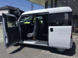 助手席側はセンターピラーが無い仕様で大きく開き、荷物の積み降ろしがしやすい。