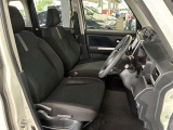 運転席の画像です。足元やシートまわりに余裕があり、リラックスした姿勢で運転が可能です。視界も良好で操作系へのアクセスもしやすく、快適で安心感のあるドライブをサポートします。