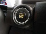 スマートキーを携帯していればキーを取り出さずにドアを施錠&解錠。クルマの始動も可能です。